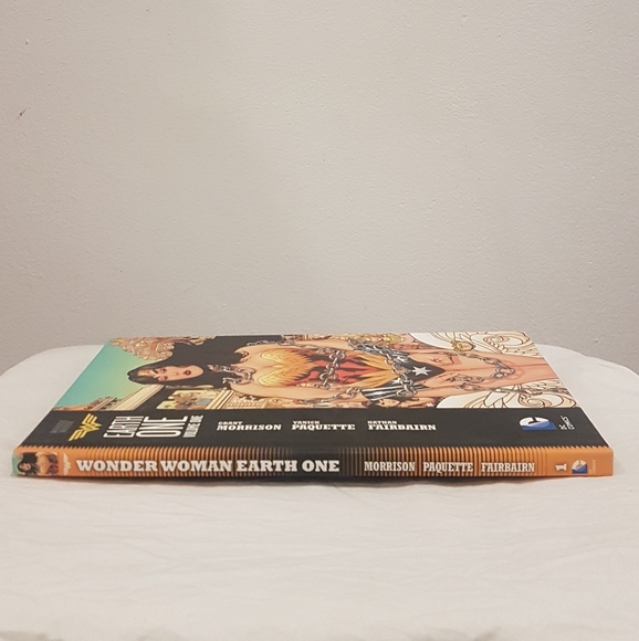 DC Wonder Woman Comics: Earth One Volume 1 - Picture 3 of 6